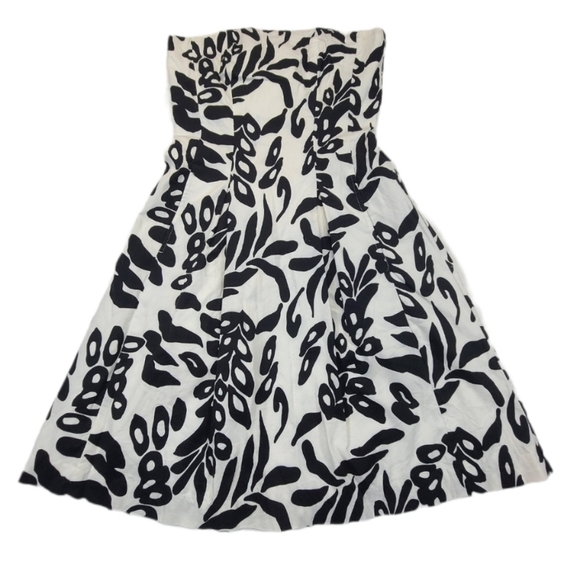 White House Black Market Dresses & Skirts - White House Black Market Dress Strapless A-Line Black White Leaf Pattern, Sz 0